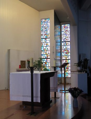 L'autel et les dalles de verre du chœur