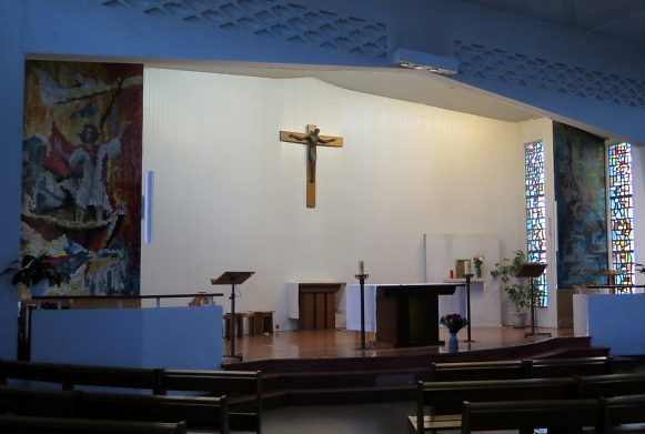 Le chœur est encadré par les deux mosaïques de Robert Beer