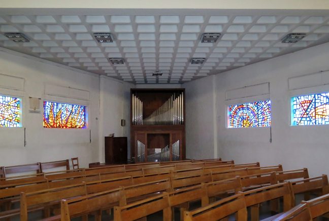 L'orgue est confiné dans le coin sud-ouest de l'église