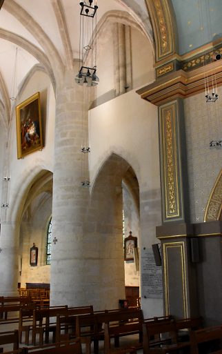 L'élévation nord avec la pile qui soutient le clocher et les colonnettes du XIIe siècle