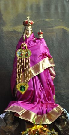 Notre-Dame en poupée habillée