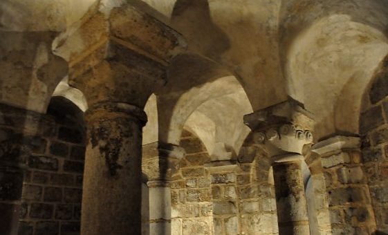 Crypte : les chapiteaux (simplement épannelés) et la voûte de la chapelle centrale