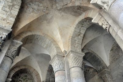 La voûte du clocher–porche avec ses chapiteaux romans