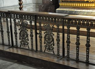 Ferronnerie de la clôture de l'autel dans la chapelle sud