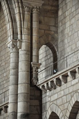 La coursière et son passage dans l'élévation de la  nef