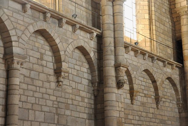 Arcatures de la nef avec colonnettes et culots