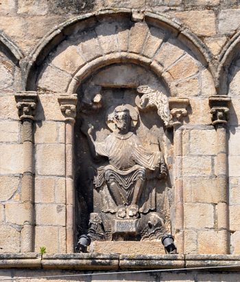 Christ en majesté au-dessus du portail de la façade  sud