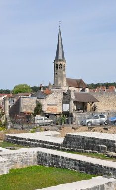 Le clocher de Saint–Laurent avec le chantier archéologique au premier plan