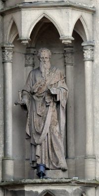 Statue de saint Paul dans sa niche