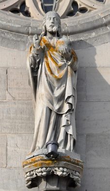 Statue du Sacré-Cœur au-dessus du portail