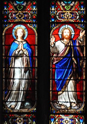 Extrait du vitrail de la baie 3 : la Vierge et le Christ