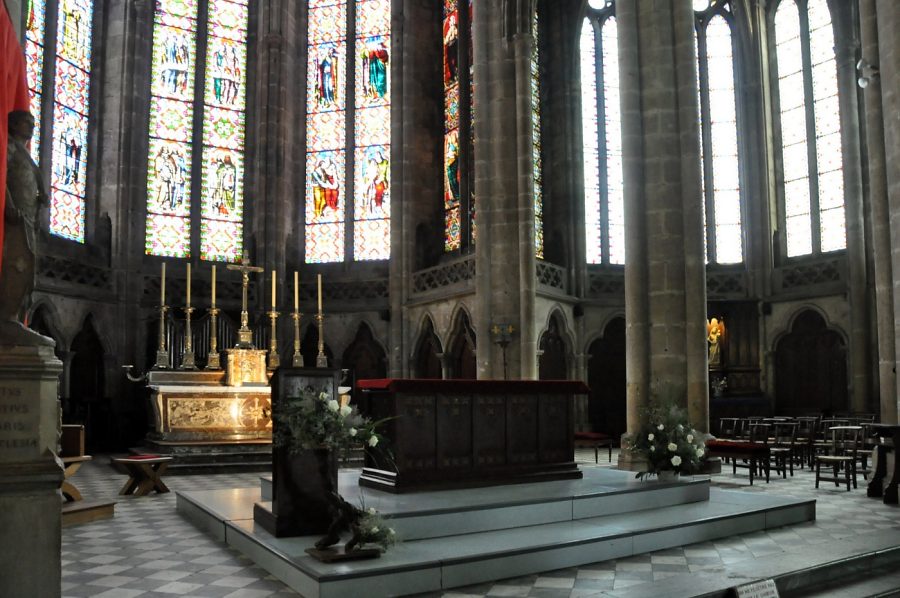 Le chœur et la coursière champenoise à la base des grandes fenêtres
