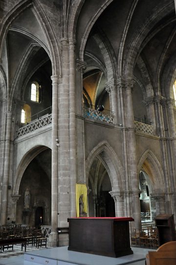 Le transept, la tribune nord et l'autel de messe