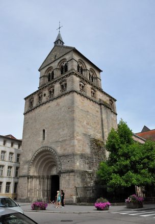 Le clocher du XIe siècle et le portail néo–roman du XIXe siècle