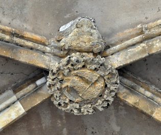 Une colombe orne la clé de voûte du portail des Bourgeois