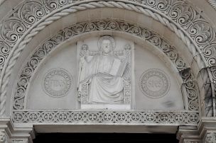 Le Christ Juge au fronton du portail du XIXe siècle