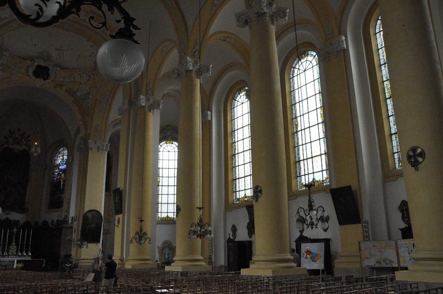 La nef et le bas–côté sud avec ses colonnes cylindriques très sobres et ses grandes fenêtres.
