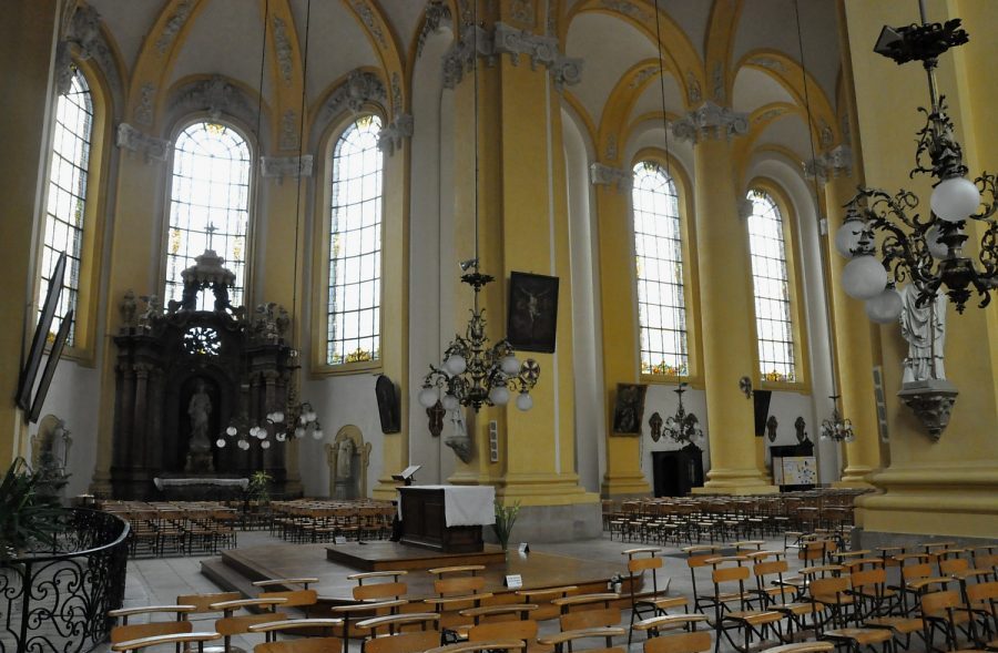 Le transept avec l'autel de messe et le retable du croisillon sud (dédié au Sacré–Cœur)