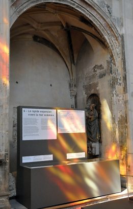 Chapelle latérale avec statue d'une Vierge à l'Enfant et son présentoir d'informations