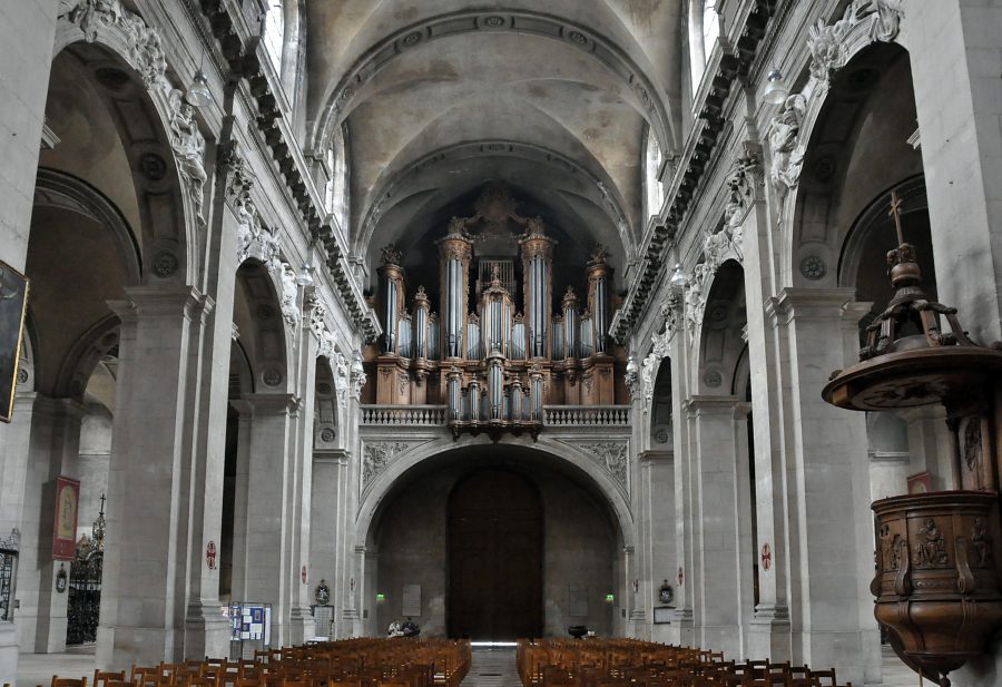 La nef et l'orgue de tribune vus de la croisée du transept.