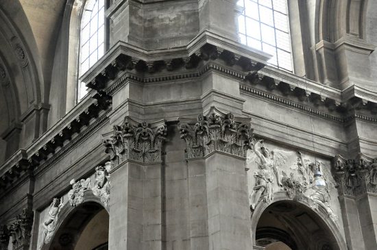 Architecture à la croisée du transept avec chapiteaux corinthiens et hauts–reliefs d'anges.