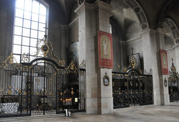 Suite de chapelles latérales sur le côté gauche protégées par leurs grilles (Jean Lamour, XVIIIe siècle).