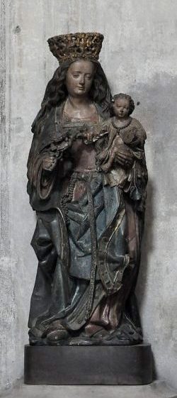 Vierge à l'Enfant dans la chapelle Saint–Gauželin. Pierre polychrome du XVIe siècle.