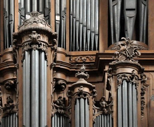 Détail du buffet de l'orgue de tribune : la décoration des tourelles du positif.