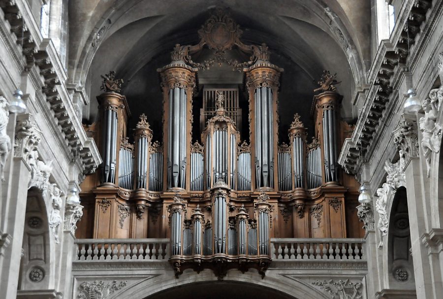 L'orgue de tribune construit en 1757 par les frères Dupont sur un dessin de l'architecte Jennesson.