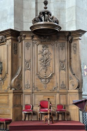 Les boiseries du chœur ont été dessinées par Jules Boffrand en 1723 et sculptées par Chauvel, Mesmy et Dieudonné