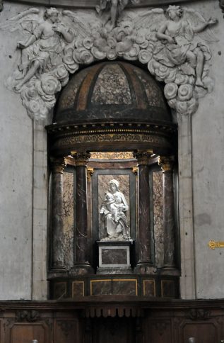 Le «temple grec» dans l'abside du chœur avec la Vierge dite de l'Archiconfrérie ciselée par César Bagard en 1669