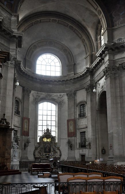 La chapelle du Sacré-Cœur dans le transept droit