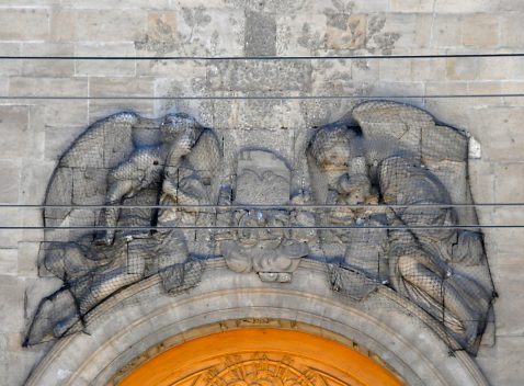 Saint Sigisbert dans une des deux niches de la façade.