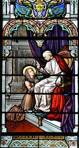 Vitrail de la baie 31 : Sainte Thérèse de l'Enfant Jésus et le pape Léon XIII