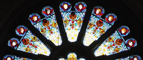 Vitrail de la baie 15 dans le bras nord du transept : détail de la rose avec ses têtes d'angelots