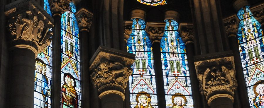 Chapiteaux et vitraux dans le chœur