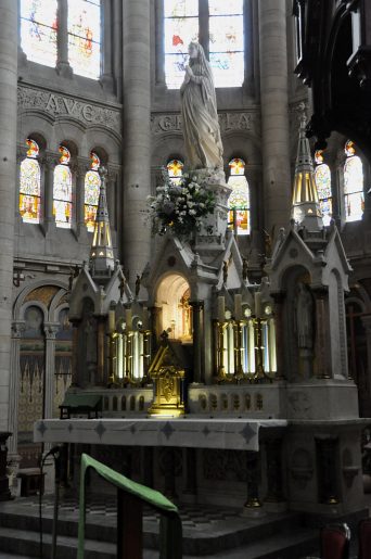 Le maître–autel est l'œuvre des ateliers de la Maison Étienne à Nancy