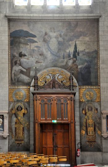 Le bras nord du transept avec sa peinture murale de l'Assomption