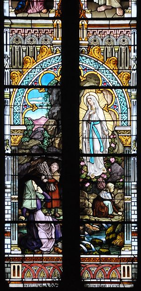 Vitrail Baie 0 : L'Apparition de Notre-Dame à Bernadette