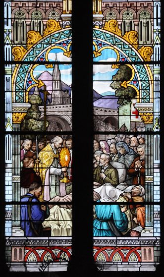 Vitrail de la baie 1 : Procession du Saint-Sacrement à Lourdes