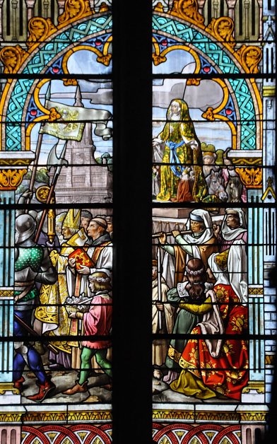 Vitrail de la baie 3 : Pèlerinage à Notre–Dame de Bonsecours après la bataille de Nancy