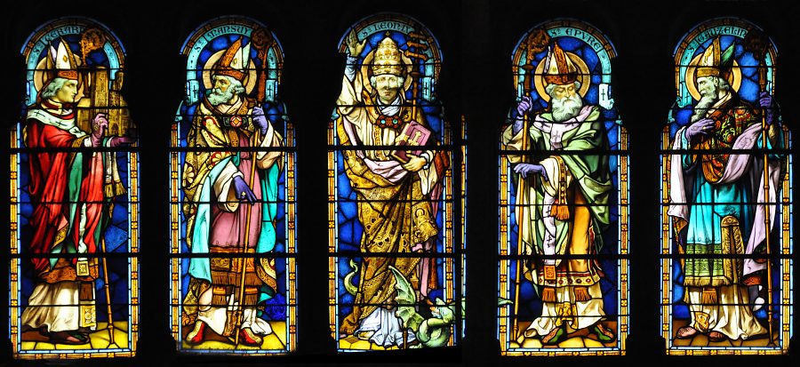 Vitrail d la baie 15 dans le bras nord du transept : les évêques de Toul saint Gérard, saint Mansuy, saint Léon IX, saint Epvre et saint Gauželin