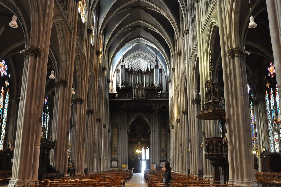 La nef et l'orgue de tribune vus de la croisée du transept