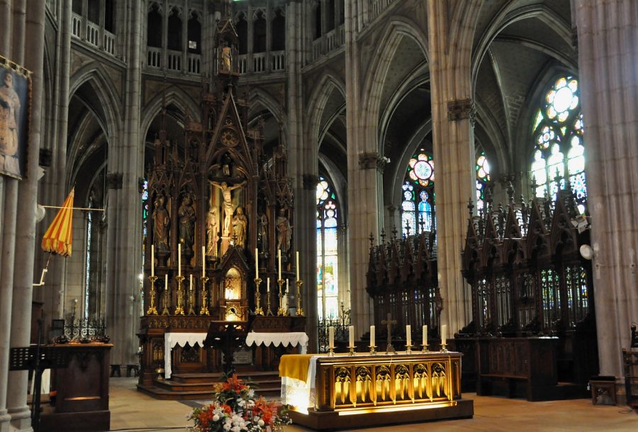 Le chœur et ses stalles avec le maître-autel et l'autel de messe