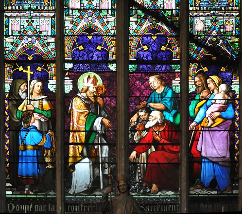 Vitrail : saint Epvre délivrant des prisonniers au-dessus de  l'autel Saint-Epvre