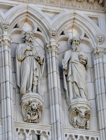 Saint Marc et saint Luc dans la galerie des évangélistes au–dessus de la rose
