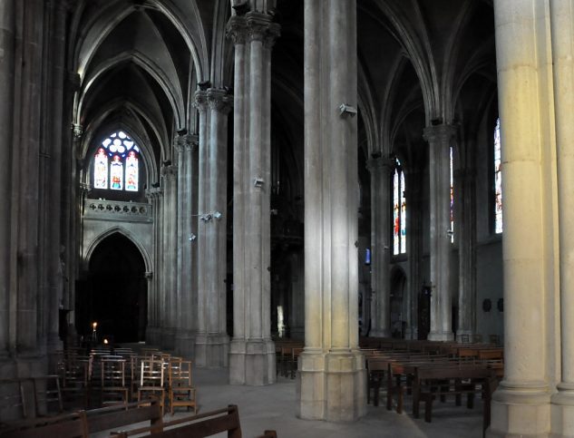 Le bas-côté droit vu depuis le transept droit