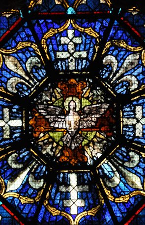La colombe de l'Esprit-Saint dans le vitrail de la coupole de la croisée