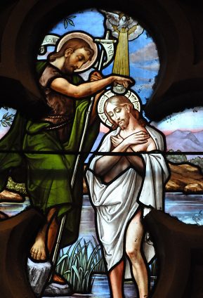 Le baptême de Jésus dans le vitrail des Fonts baptismaux