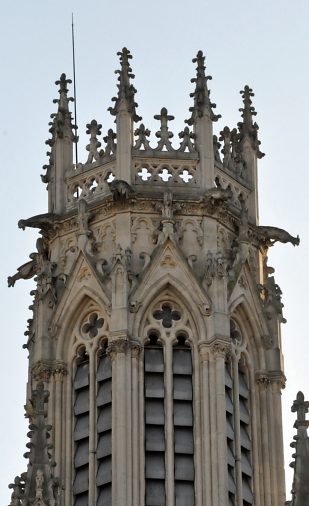 La partie supérieure d'une tour néogothique